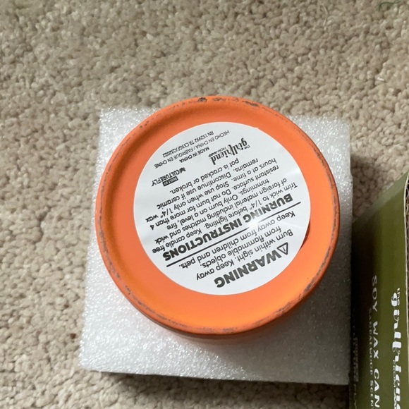 NIB soy wax candle-sandalwood scent - Picture 5 of 5